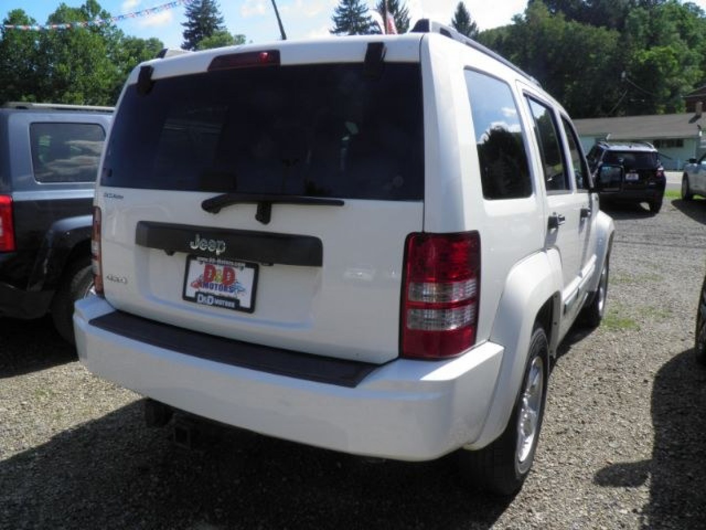 2009 WHITE Jeep Liberty Sport 4WD (1J8GN28K19W) with an 3.7L V6 engine, AT transmission, located at 19521 New George's Creek Rd SW, Barton, MD, 21521, (301) 463-2404, 39.524323, -79.017906- Photo#5