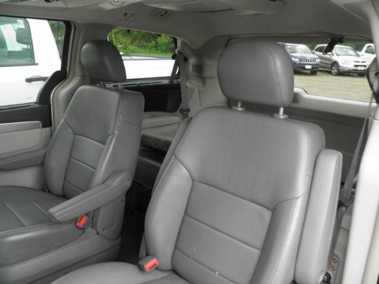 2009 Silver Volkswagen Routan SEL Premium (2V8HW64X79R) with an 4.0L V6 engine, AT transmission, located at 19521 New George's Creek Rd SW, Barton, MD, 21521, (301) 463-2404, 39.524323, -79.017906 - Photo#3