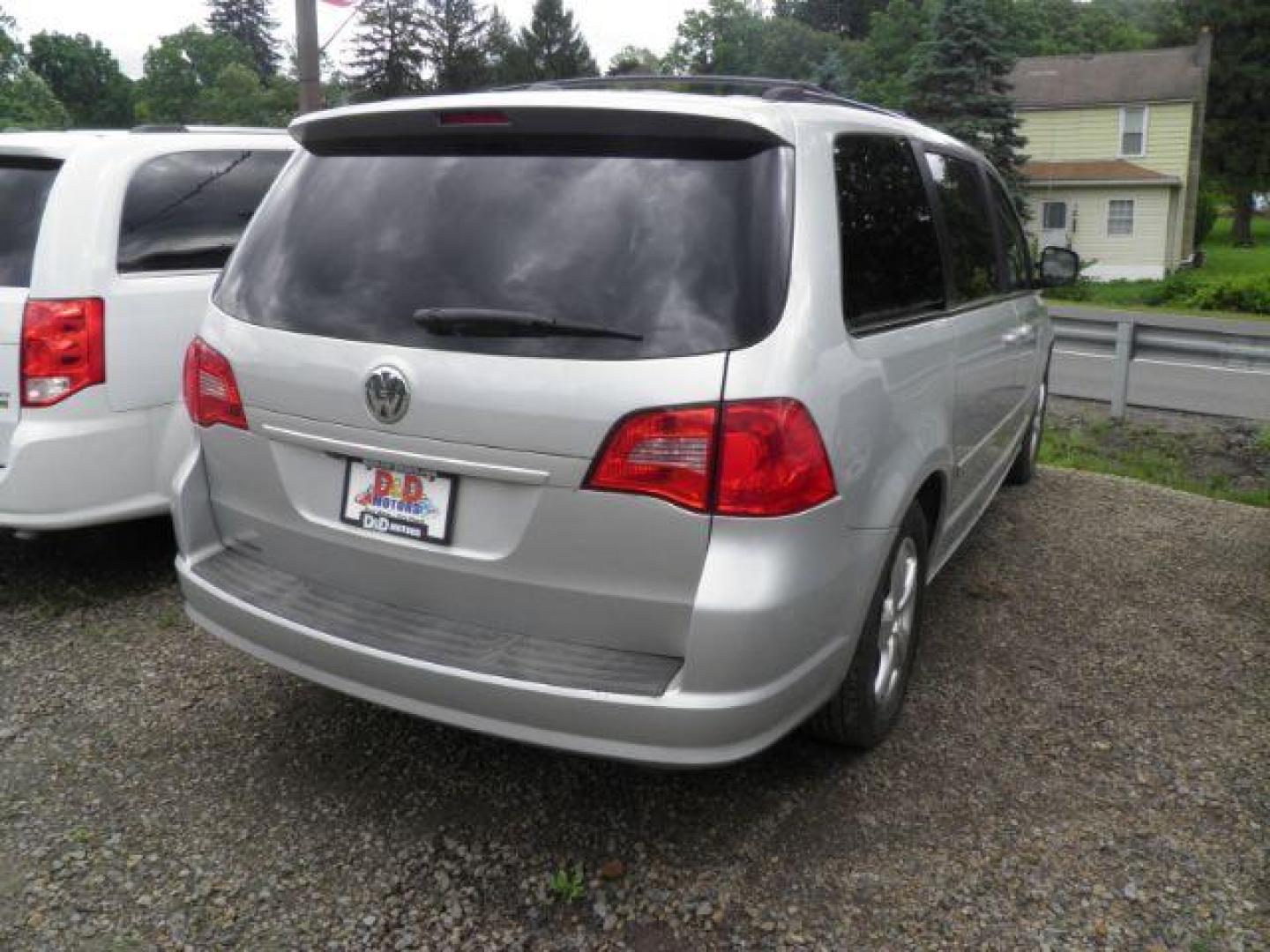2009 Silver Volkswagen Routan SEL Premium (2V8HW64X79R) with an 4.0L V6 engine, AT transmission, located at 19521 New George's Creek Rd SW, Barton, MD, 21521, (301) 463-2404, 39.524323, -79.017906 - Photo#5