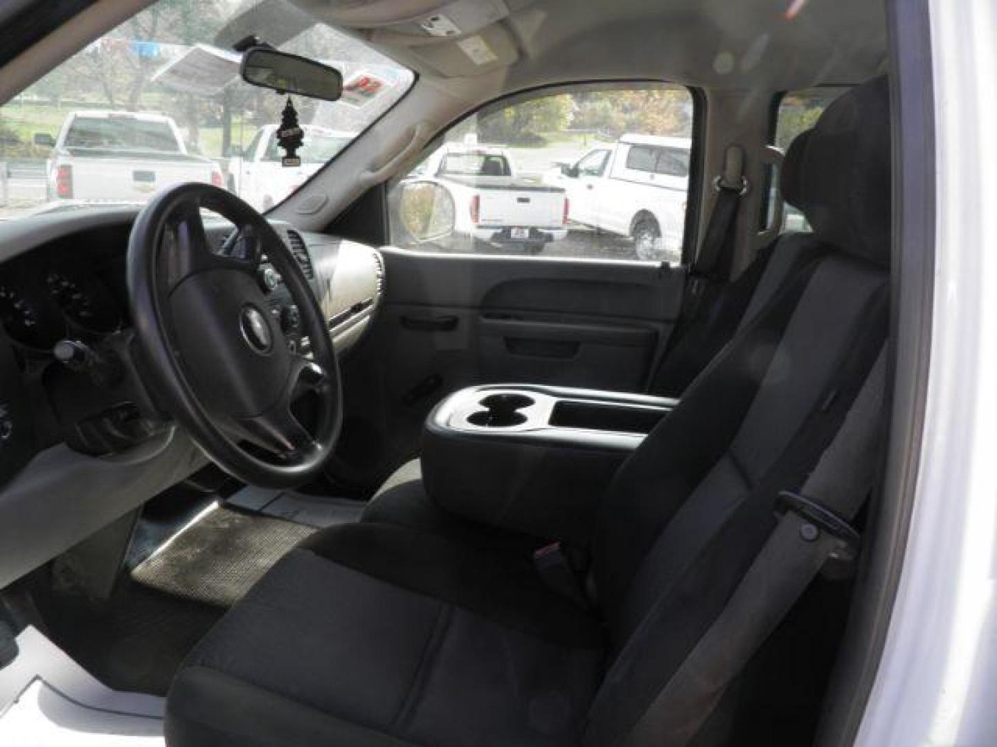 2010 WHITE Chevrolet Silverado 1500 Work Truck Crew Cab 2WD (3GCRCPE02AG) with an 5.3 V8 engine, AT transmission, located at 19521 New George's Creek Rd SW, Barton, MD, 21521, (301) 463-2404, 39.524323, -79.017906 - Photo#1