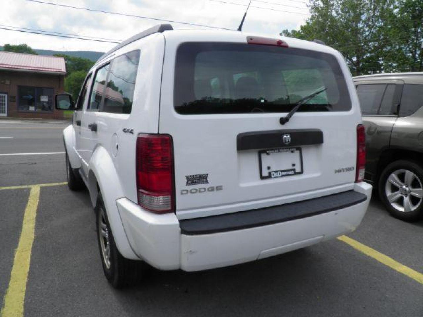 2011 WHITE Dodge Nitro SE 4WD (1D4PU2GK3BW) with an 3.7L V6 SOHC 12V engine, 4-Speed Automatic transmission, located at 15520 McMullen Hwy SW, Belair, MD, 21502, (301) 729-3700, 39.581375, -78.846451 - Photo#5