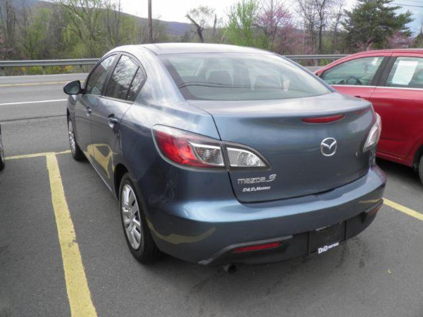 2011 BLUE MAZDA MAZDA3 i Sport 4-Door (JM1BL1UF8B1) with an 2.0L L4 engine, AT transmission, located at 15520 McMullen Hwy SW, Belair, MD, 21502, (301) 729-3700, 39.581375, -78.846451 - Photo#4