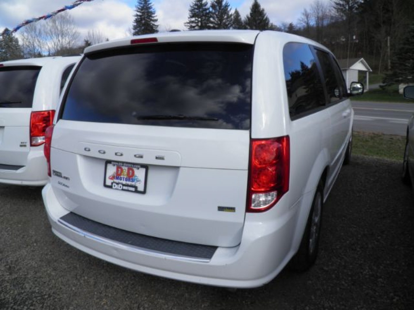 2014 White Dodge Grand Caravan SE (2C4RDGBG0ER) with an 3.6L V6 engine, AT transmission, located at 19521 New George's Creek Rd SW, Barton, MD, 21521, (301) 463-2404, 39.524323, -79.017906- Photo#5