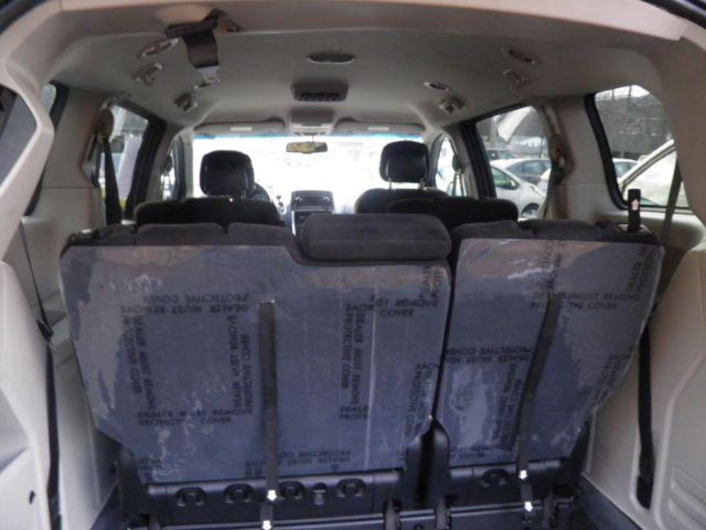 2014 Gray Dodge Grand Caravan SXT (2C4RDGCG6ER) with an 3.6L V6 engine, AT transmission, located at 15520 McMullen Hwy SW, Belair, MD, 21502, (301) 729-3700, 39.581375, -78.846451 - Photo#4