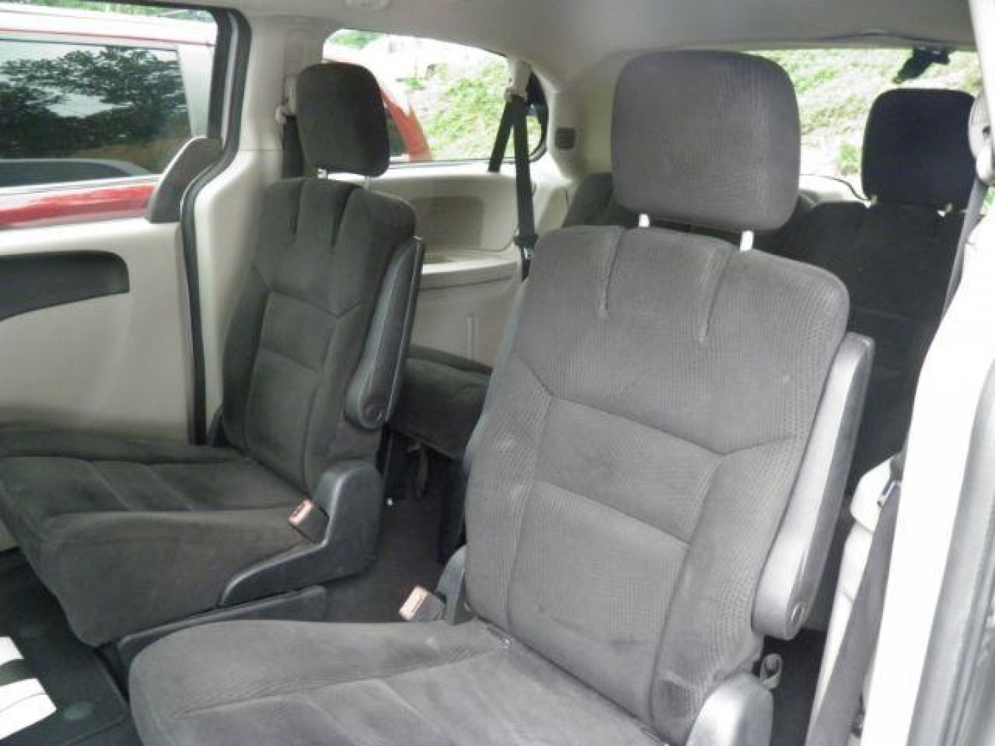 2014 Gray Dodge Grand Caravan SE (2C4RDGBG7ER) with an 3.6L V6 engine, AT transmission, located at 15520 McMullen Hwy SW, Belair, MD, 21502, (301) 729-3700, 39.581375, -78.846451 - Photo#3