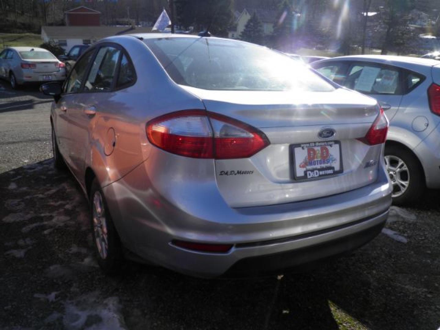 2015 Silver Ford Fiesta SE Sedan (3FADP4BJ6FM) with an 1.6L I4 engine, AT transmission, located at 19521 New George's Creek Rd SW, Barton, MD, 21521, (301) 463-2404, 39.524323, -79.017906- Photo#4