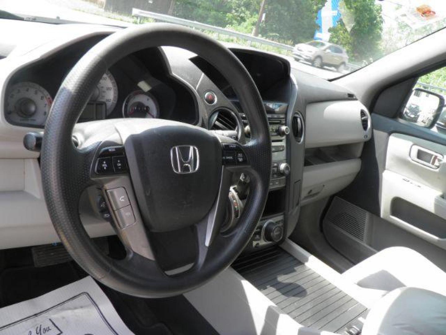 2015 Silver Honda Pilot SE (5FNYF4H37FB) with an 3.5L V6 engine, AT transmission, located at 19521 New George's Creek Rd SW, Barton, MD, 21521, (301) 463-2404, 39.524323, -79.017906 - Photo#2