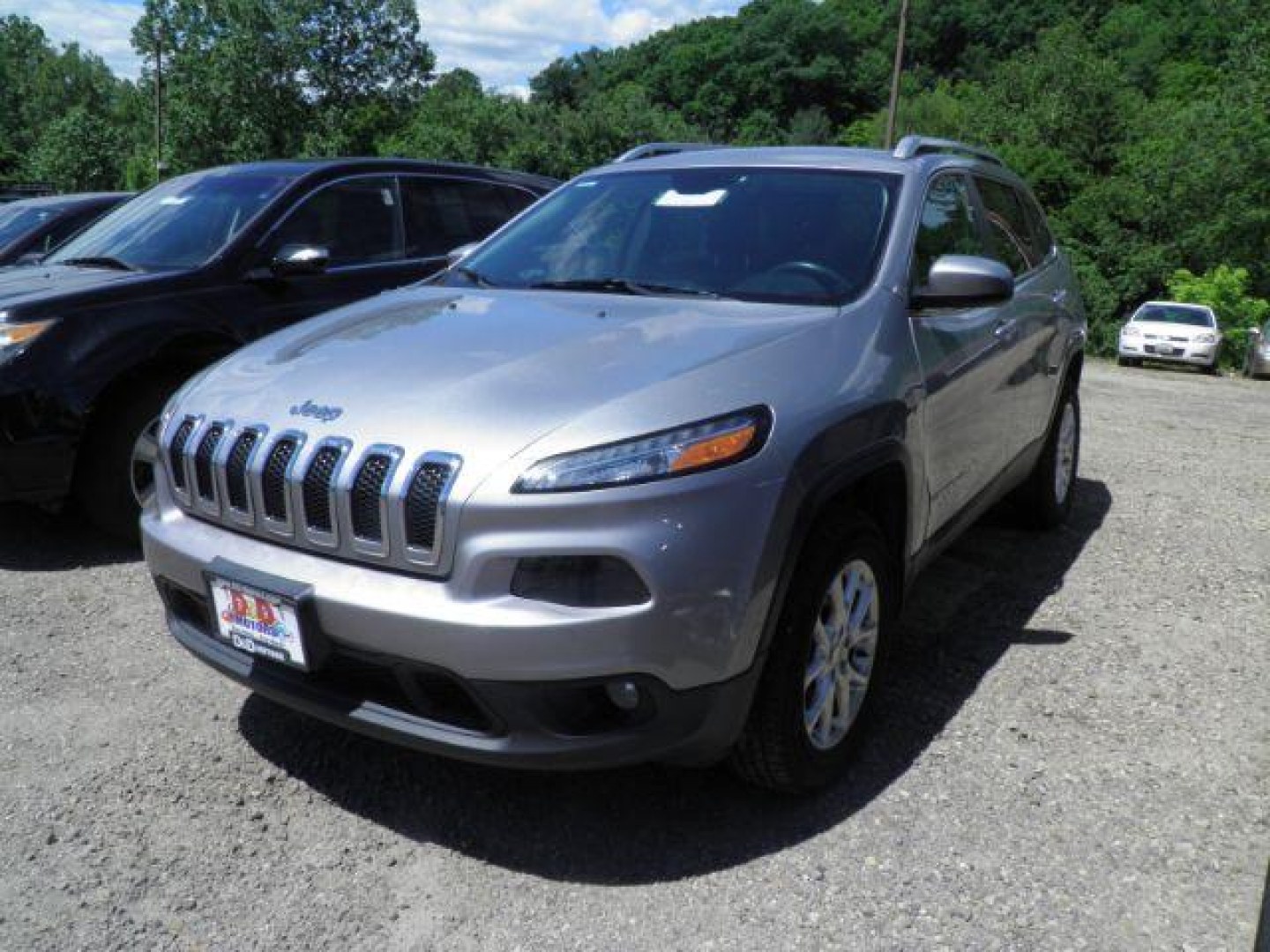 2015 GRAY Jeep Cherokee Latitude 4WD (1C4PJMCS8FW) with an 3.2L V6 engine, AT transmission, located at 19521 New George's Creek Rd SW, Barton, MD, 21521, (301) 463-2404, 39.524323, -79.017906- Photo#0