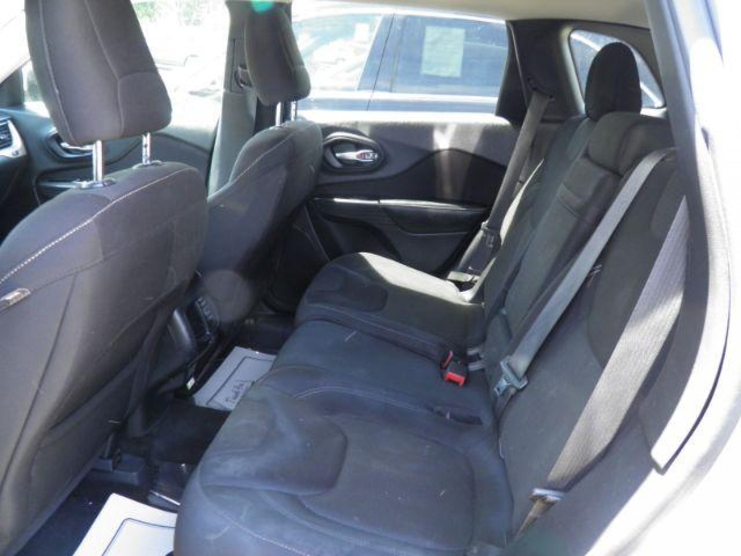 2015 GRAY Jeep Cherokee Latitude 4WD (1C4PJMCS8FW) with an 3.2L V6 engine, AT transmission, located at 19521 New George's Creek Rd SW, Barton, MD, 21521, (301) 463-2404, 39.524323, -79.017906- Photo#3