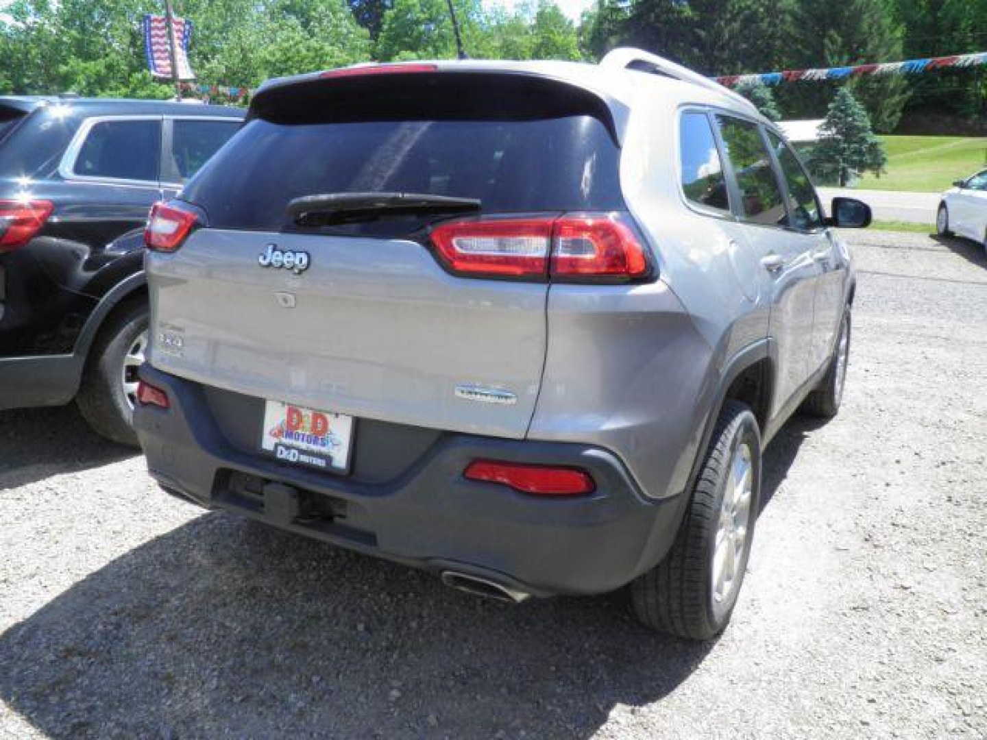 2015 GRAY Jeep Cherokee Latitude 4WD (1C4PJMCS8FW) with an 3.2L V6 engine, AT transmission, located at 19521 New George's Creek Rd SW, Barton, MD, 21521, (301) 463-2404, 39.524323, -79.017906- Photo#5