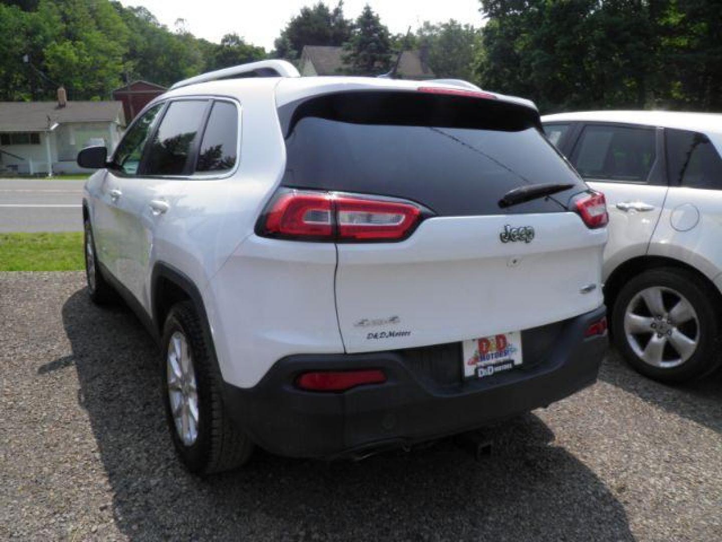 2015 WHITE Jeep Cherokee Latitude (1C4PJMCBXFW) with an 2.4L L4 engine, located at 19521 New George's Creek Rd SW, Barton, MD, 21521, (301) 463-2404, 39.524323, -79.017906 - Photo#5