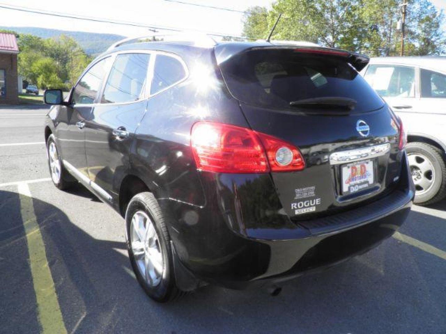 2015 Black Nissan Rogue S AWD (JN8AS5MV1FW) with an 2.5L I4 engine, AT transmission, located at 15520 McMullen Hwy SW, Belair, MD, 21502, (301) 729-3700, 39.581375, -78.846451 - Photo#5