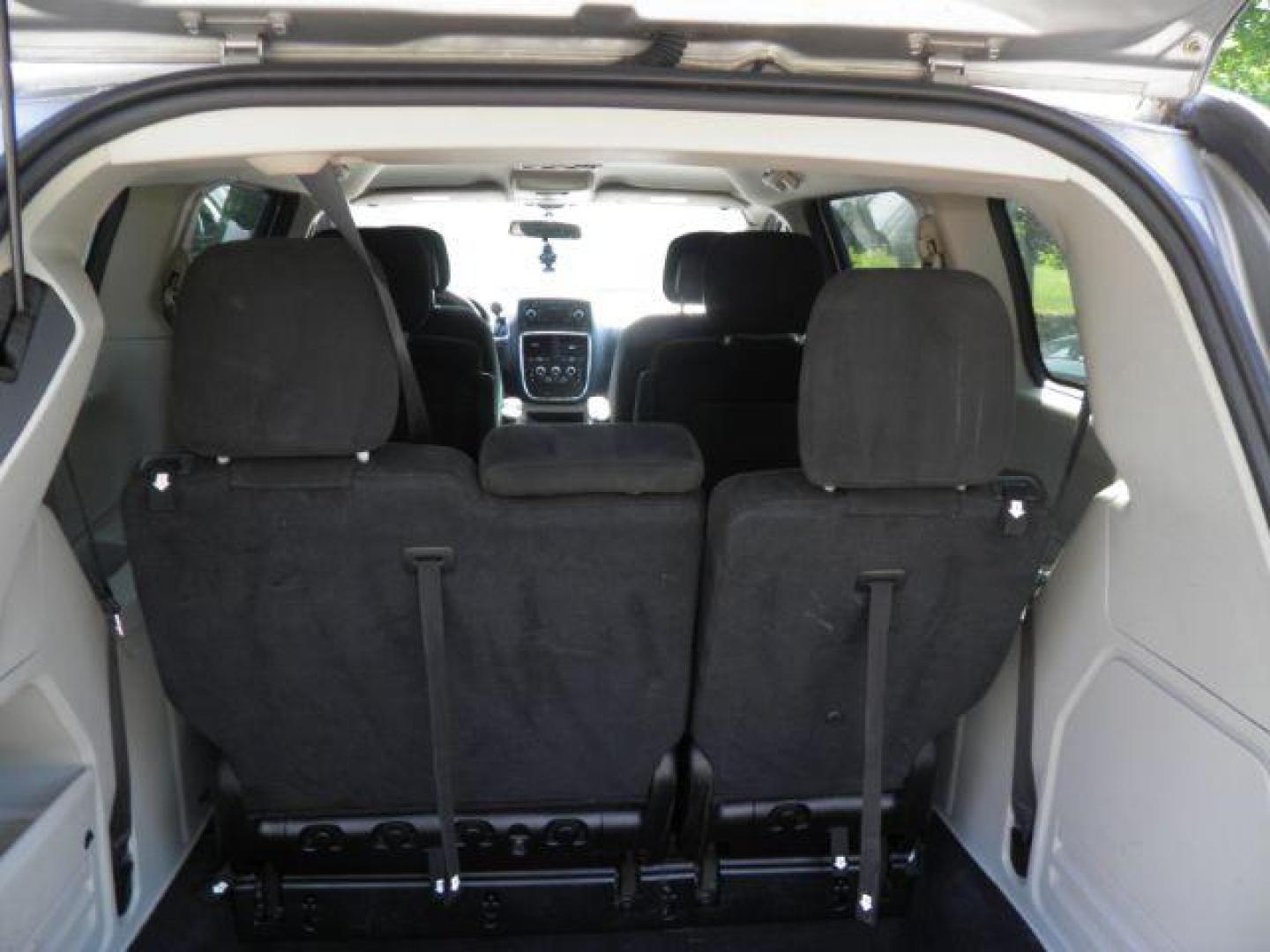 2016 Silver Dodge Grand Caravan SXT (2C4RDGCG3GR) with an 3.6L V6 engine, AT transmission, located at 15520 McMullen Hwy SW, Belair, MD, 21502, (301) 729-3700, 39.581375, -78.846451 - Photo#3
