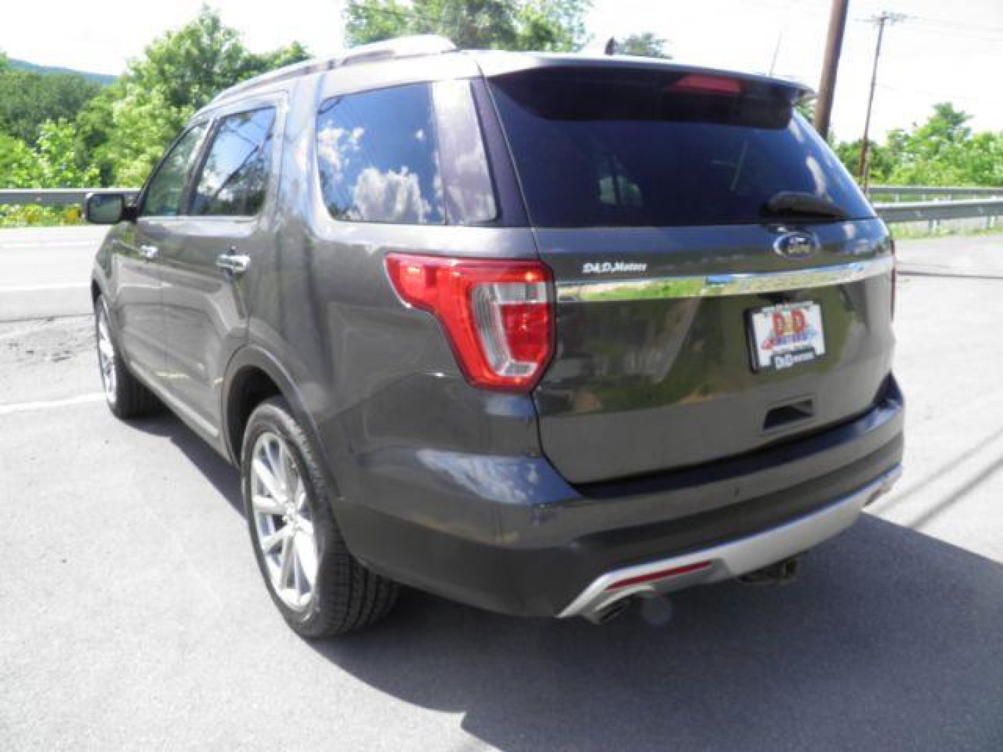 2016 GRAY FORD EXPLORER Limited 4WD (1FM5K8F88GG) with an 3.5L V6 engine, AT transmission, located at 15520 McMullen Hwy SW, Belair, MD, 21502, (301) 729-3700, 39.581375, -78.846451- Photo#6