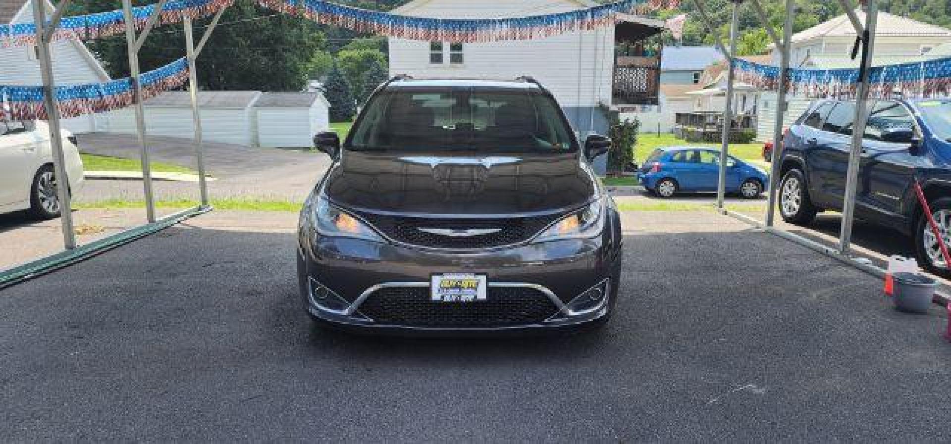 2017 GRAY /Leather Black CHRYSLER PACIFICA TRG (2C4RC1EG1HR) with an 3.6L V6 engine, AT transmission, located at 15520 McMullen Hwy SW, Belair, MD, 21502, (301) 729-3700, 39.581375, -78.846451 - Photo#1