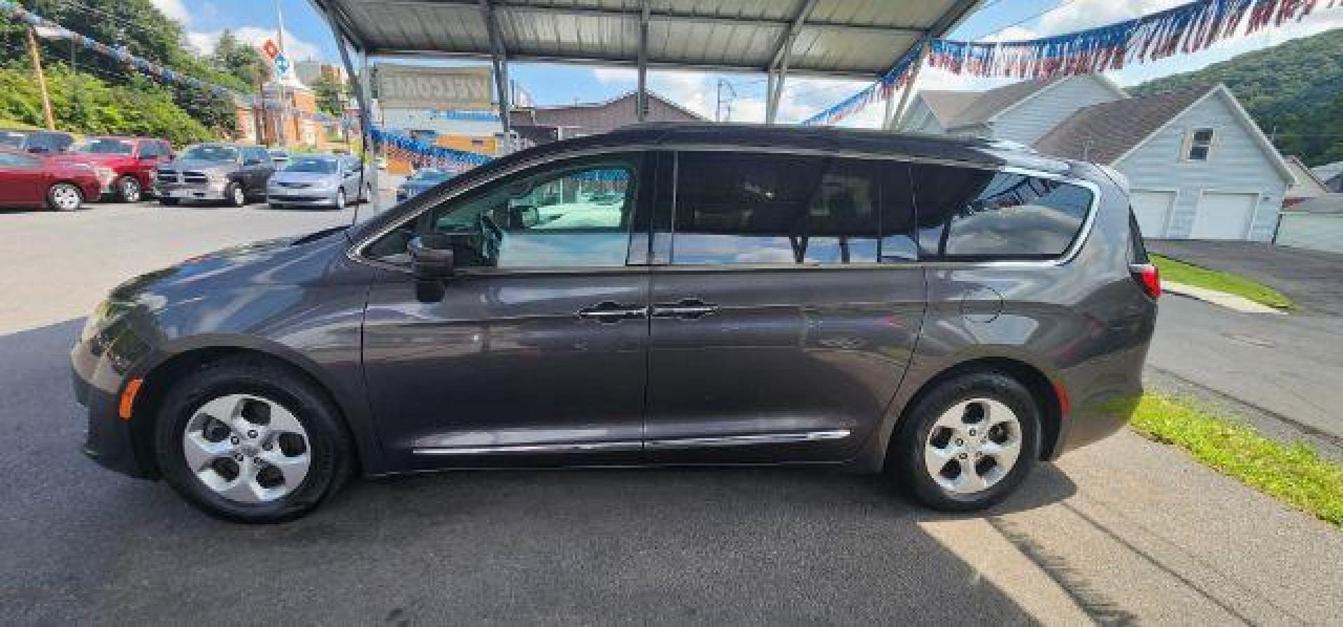 2017 GRAY /Leather Black CHRYSLER PACIFICA TRG (2C4RC1EG1HR) with an 3.6L V6 engine, AT transmission, located at 15520 McMullen Hwy SW, Belair, MD, 21502, (301) 729-3700, 39.581375, -78.846451 - Photo#3