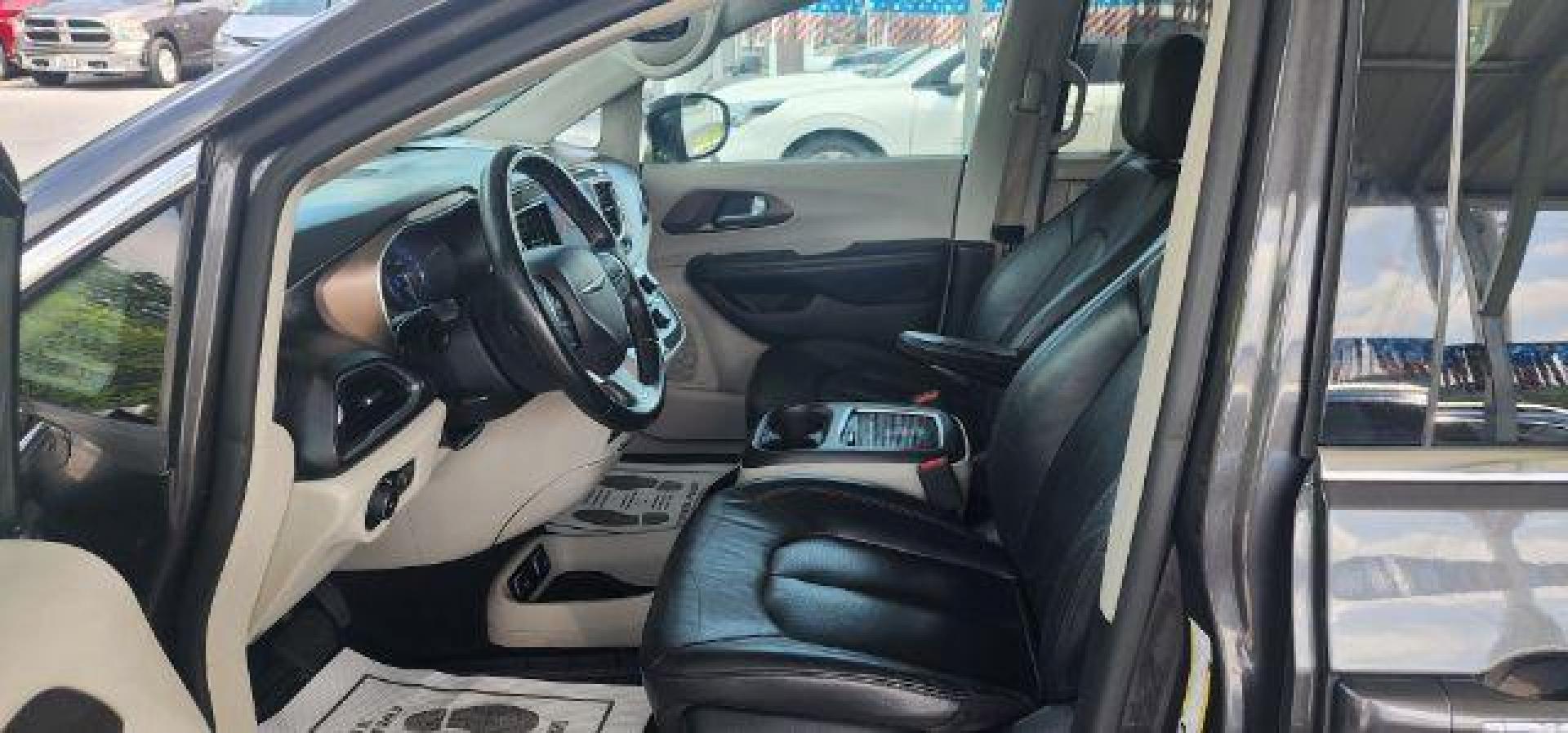 2017 GRAY /Leather Black CHRYSLER PACIFICA TRG (2C4RC1EG1HR) with an 3.6L V6 engine, AT transmission, located at 15520 McMullen Hwy SW, Belair, MD, 21502, (301) 729-3700, 39.581375, -78.846451 - Photo#4