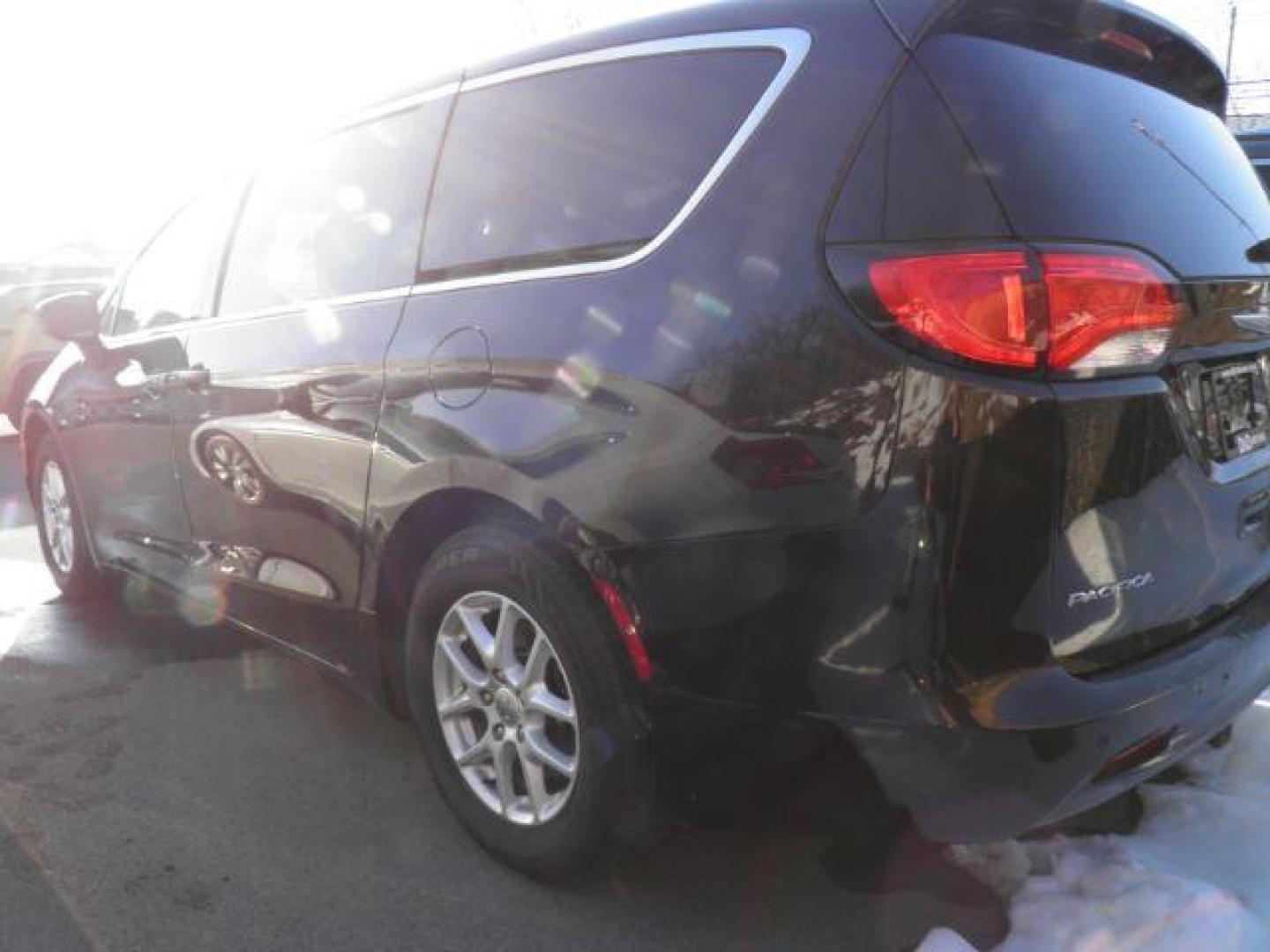 2017 Black Chrysler Pacifica Touring (2C4RC1DG2HR) with an 3.6L V6 engine, AT transmission, located at 15520 McMullen Hwy SW, Belair, MD, 21502, (301) 729-3700, 39.581375, -78.846451 - Photo#4