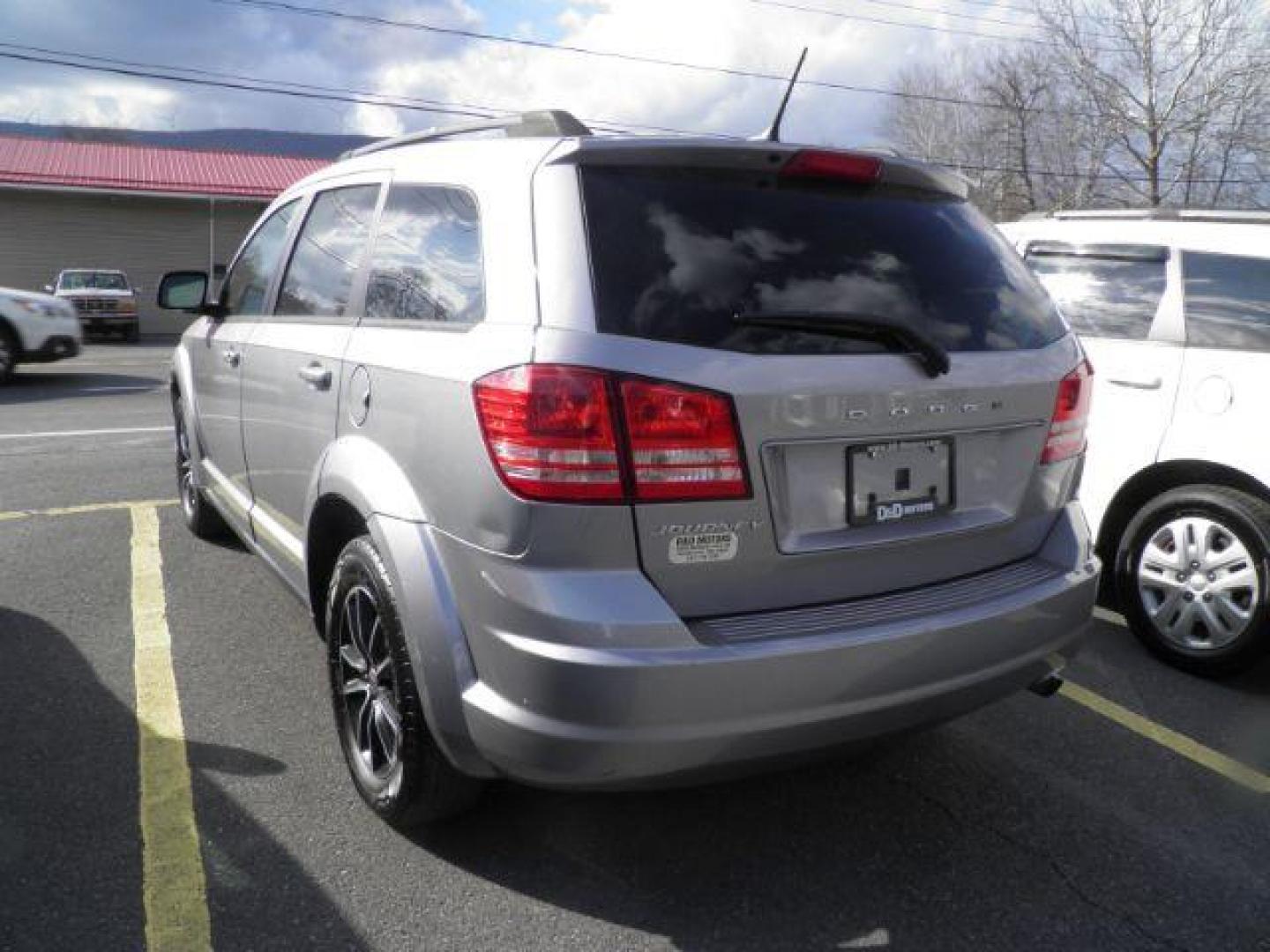 2018 gray Dodge Journey SE (3C4PDCAB5JT) with an 2.4L I4 engine, AT transmission, located at 19521 New George's Creek Rd SW, Barton, MD, 21521, (301) 463-2404, 39.524323, -79.017906 - Photo#6