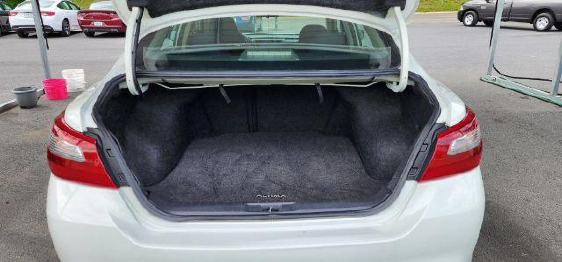 2018 White /Charcoal, cloth Nissan Altima 2.5 S (1N4AL3APXJC) with an 2.5L I4 engine, AT transmission, located at 19521 New George's Creek Rd SW, Barton, MD, 21521, (301) 463-2404, 39.524323, -79.017906 - Photo#8
