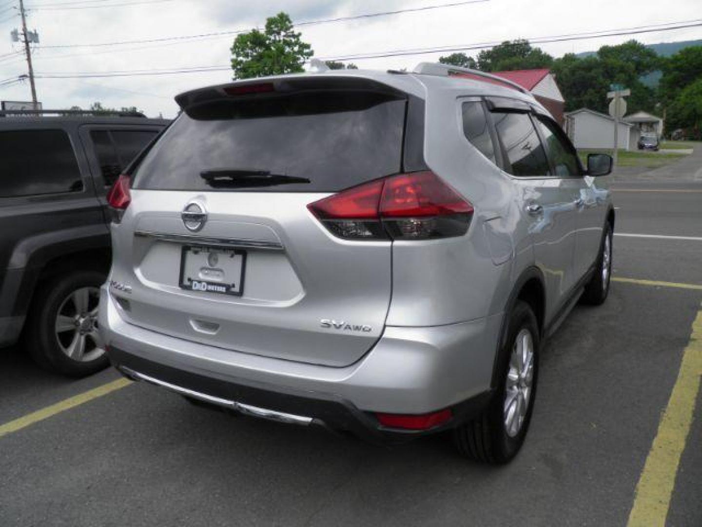 2018 SILVER Nissan Rogue SV (5N1AT2MVXJC) with an 2.5 L4 engine, AT transmission, located at 15520 McMullen Hwy SW, Belair, MD, 21502, (301) 729-3700, 39.581375, -78.846451- Photo#5