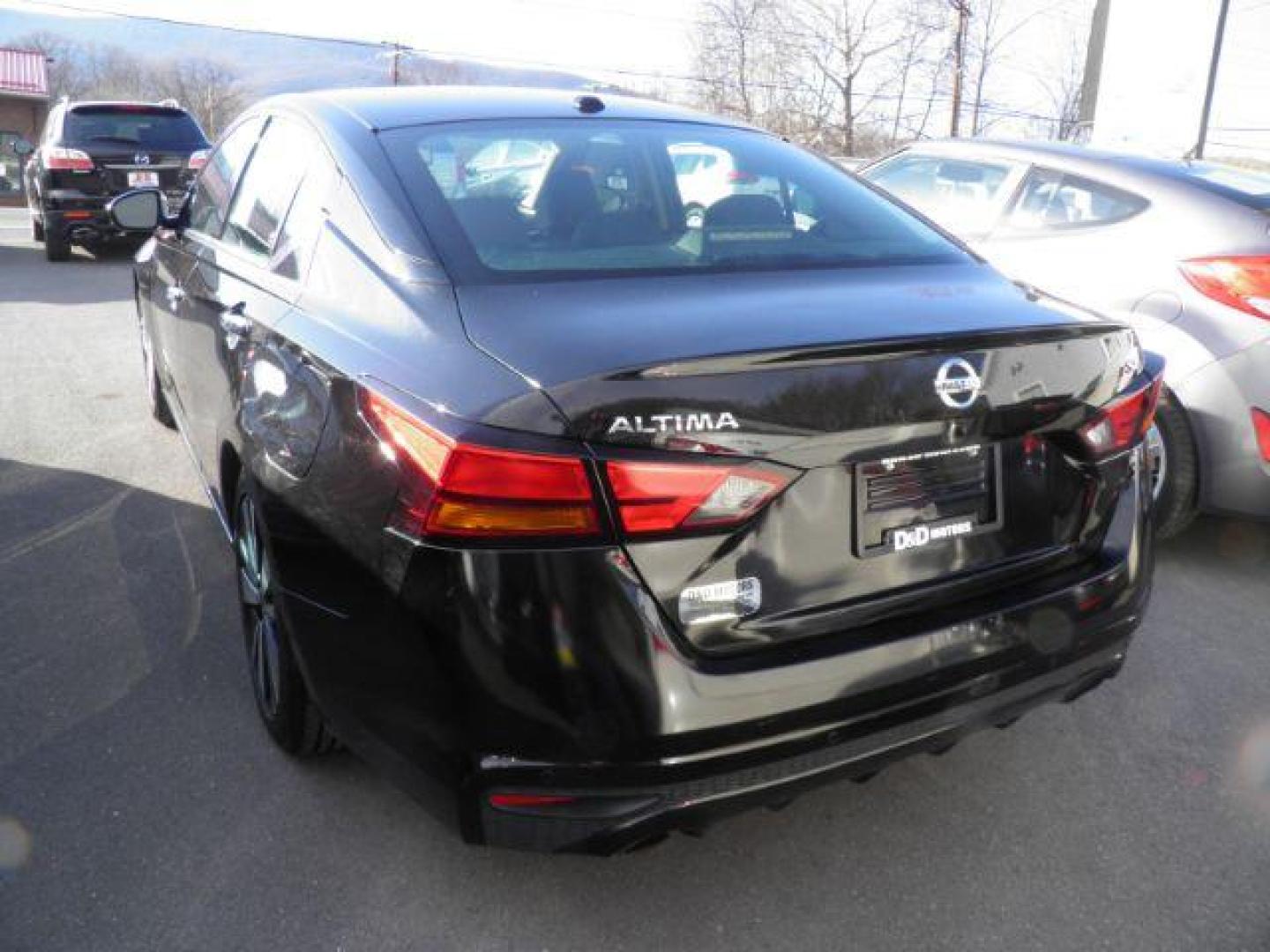 2019 Black Nissan Altima 2.5 SL (1N4BL4EV0KC) with an 2.5L I4 engine, AT transmission, located at 15520 McMullen Hwy SW, Belair, MD, 21502, (301) 729-3700, 39.581375, -78.846451 - Photo#4